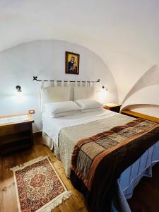 ein Schlafzimmer mit einem großen Bett in einem Zimmer in der Unterkunft Villa Basso Gargano in Monte SantʼAngelo