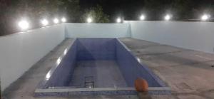 una piscina in cima a un edificio di notte di guest hause giorgi,kobuleti- xala a Itʼkhvisi