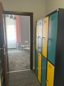 a hallway with lockers and a door in a room at Hostel Plac Kolegiacki in Poznań