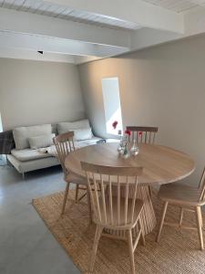 comedor con mesa, sillas y sofá en Two Bedroom, Newly Renovated, Garden Apartment, Gärsnäs Österlen, en Gärsnäs