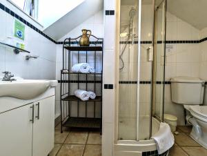 Koupelna v ubytování Brookside Hotel & Restaurant ,Suitable for Solo Travelers, Couples, Families, Groups Education trips & Contractors welcome