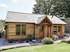 a log cabin with a pitched roof at Ulverston House Annex in Harrogate