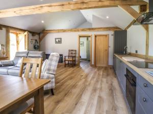 cocina y sala de estar con vigas de madera. en Ulverston House Annex en Harrogate