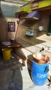 um grande vaso azul sentado ao lado de uma parede de madeira em Abri de jardin aménagé, chambre Camping Glamour em Lalaye