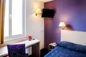 Una cama o camas en una habitación de Hôtel Continental