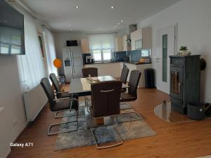 eine Küche und ein Esszimmer mit einem Tisch und Stühlen in der Unterkunft Ferienhaus Käthe in Klagenfurt am Wörthersee