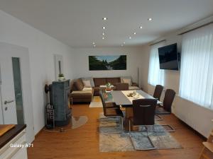 uma sala de estar com uma mesa e um sofá em Ferienhaus Käthe em Klagenfurt