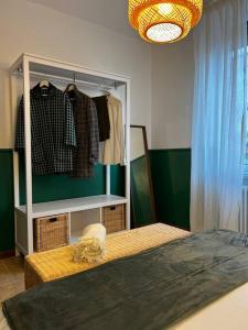 ein Schlafzimmer mit einem Schrank mit einem Bett und einem Spiegel in der Unterkunft Teatro Ariston, Elegante Appartamento Centrale in Sanremo