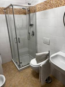 ein Bad mit einer Dusche, einem WC und einem Waschbecken in der Unterkunft Teatro Ariston, Elegante Appartamento Centrale in Sanremo