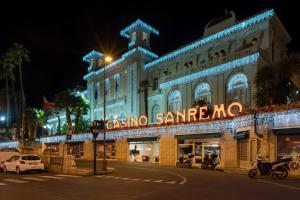 ein Gebäude mit einem Schild, das Cassino sesame no in der Unterkunft Teatro Ariston, Elegante Appartamento Centrale in Sanremo