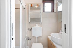 a bathroom with a toilet and a sink at Monolocale Arianna 1 in Polverara