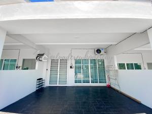 Fotografie z fotogalerie ubytování Jitra 4-Bedroom Home 10 pax Wifi Netflix v destinaci Jitra