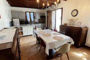 eine Küche mit einem Tisch und Stühlen in der Unterkunft Gite du belvédère à Rocamadour in Rocamadour