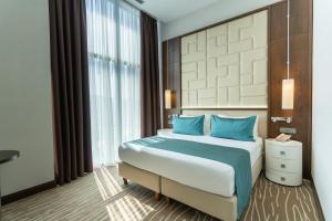 Postel nebo postele na pokoji v ubytování Grand Bellagio Batumi Convention & Casino Hotel