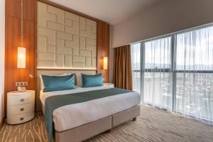 Postel nebo postele na pokoji v ubytování Grand Bellagio Batumi Convention & Casino Hotel
