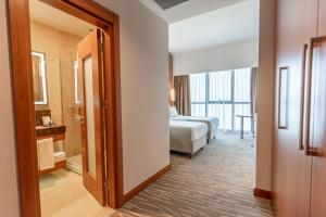 Postel nebo postele na pokoji v ubytování Grand Bellagio Batumi Convention & Casino Hotel