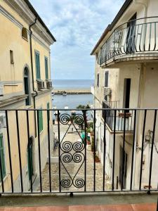 Cet appartement dispose d'un balcon offrant une vue sur l'océan. dans l'établissement Appartamento del Pescatore, à Castellabate