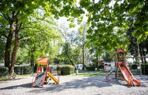Camping La Pinède的儿童游玩区