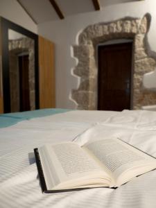 un livre ouvert assis au-dessus d'un lit dans l'établissement Holiday Home Vera, à Malinska