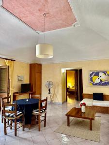 - un salon avec une table et un canapé dans l'établissement Appartamento del Pescatore, à Castellabate