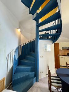 - un escalier dans une maison avec des escaliers bleus et jaunes dans l'établissement Appartamento del Pescatore, à Castellabate
