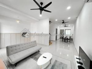 Posezení v ubytování Jitra 4-Bedroom Home 10 pax Wifi Netflix