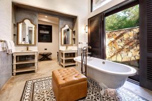 Mbano Manor Hotel Victoria Falls的一间浴室