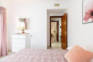 Ένα ή περισσότερα κρεβάτια σε δωμάτιο στο Casa San Lucas - Corazón del Casco Histórico con piscina y parking +10 φωτογραφίες