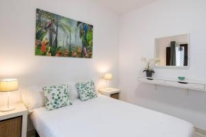 Ένα ή περισσότερα κρεβάτια σε δωμάτιο στο Casa San Lucas - Corazón del Casco Histórico con piscina y parking