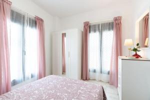 Ένα ή περισσότερα κρεβάτια σε δωμάτιο στο Casa San Lucas - Corazón del Casco Histórico con piscina y parking