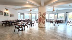 Restoran või mõni muu söögikoht majutusasutuses The Sky Imperial Pavoreal Jungle Resort