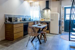 uma cozinha com uma mesa e cadeiras e um frigorífico em Casa del Sol 55 em Cardeñadijo