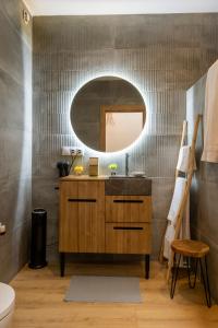 uma casa de banho com um lavatório e um espelho em Casa del Sol 55 em Cardeñadijo