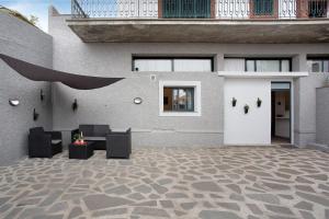 um edifício com uma porta branca e um pátio em Funchal Boa Nova Apartment no Funchal