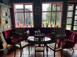 Brú Country Estate في سيلفوس: غرفة معيشة مع أريكة وطاولة وكراسي