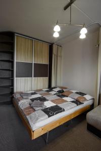 Säng eller sängar i ett rum på Apartmán u Klínovce