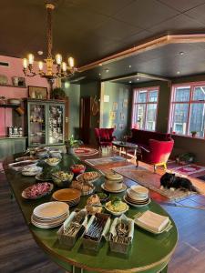 Brú Country Estate في سيلفوس: طاولة عليها أطباق من الطعام في غرفة
