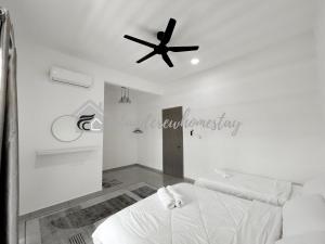 a bedroom with a bed and a ceiling fan at Jitra Fuad's Crew Homestay in Jitra