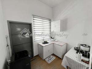 Kuchyň nebo kuchyňský kout v ubytování Jitra 4-Bedroom Home 10 pax Wifi Netflix