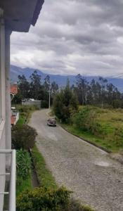 ein Auto steht auf einer Schotterstraße in der Unterkunft Casa campestre en las faldas del Taita Imbabura 3 in Otavalo