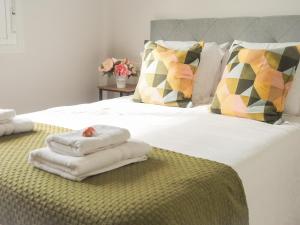 Una cama con toallas encima. en Casa Rural Horta De Arriba, en Porta