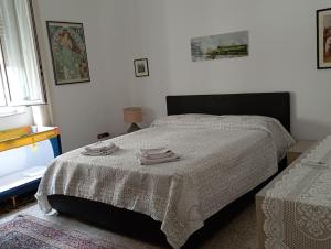パレルモにあるIl Nido dei Calabroniのベッドルーム1室(ベッド1台、タオル2枚付)