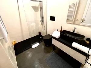 奧爾比亞的住宿－4LUCIROOM，一间带黑色水槽和卫生间的浴室