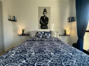 奧爾比亞的住宿－4LUCIROOM，一间卧室配有一张带蓝色和白色棉被的床
