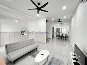 Posezení v ubytování Jitra 4-Bedroom Home 10 pax Wifi Netflix