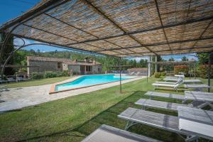 een terras met stoelen en een zwembad bij Mulino Al Suono in Badia Agnano