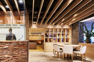 - une salle à manger avec une table et des chaises dans l'établissement Hotel de l'Isard, à Andorre-la-Vieille