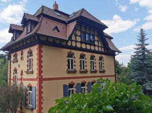 una casa con techo de gambrel encima en Apartment in Villa Rochlitz, en Rochlitz
