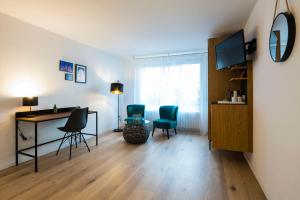 Televiisor ja/või meelelahutuskeskus majutusasutuses Genusshotel Krone & Roadtrips bei Basel