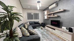TV a/nebo společenská místnost v ubytování Haut Standing Appartement - Centre Ville Oujda